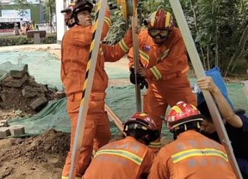 烟台消防员用草莓视频污免费下载救出污水井清理工人