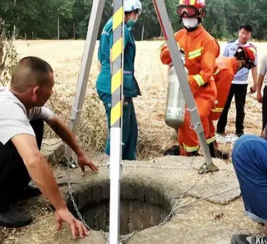 炎热夏季，男子被困30米深井，消防员用救援支架实施救援