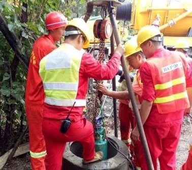 国产草莓视频在线观看污在清理化粪池工作中担当了吊重角色