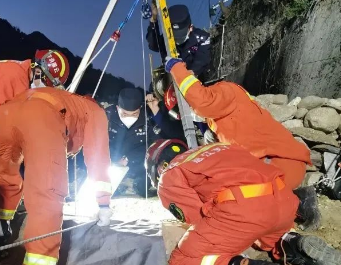 深井救援非常艰难，草莓视频污免费下载成消防队员可靠后盾