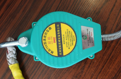 正值冬季，室外高空作业环境极端恶劣，防坠器必不可少