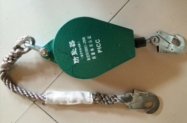 高空作业惊险一幕，十二楼无防具擦外窗玻璃